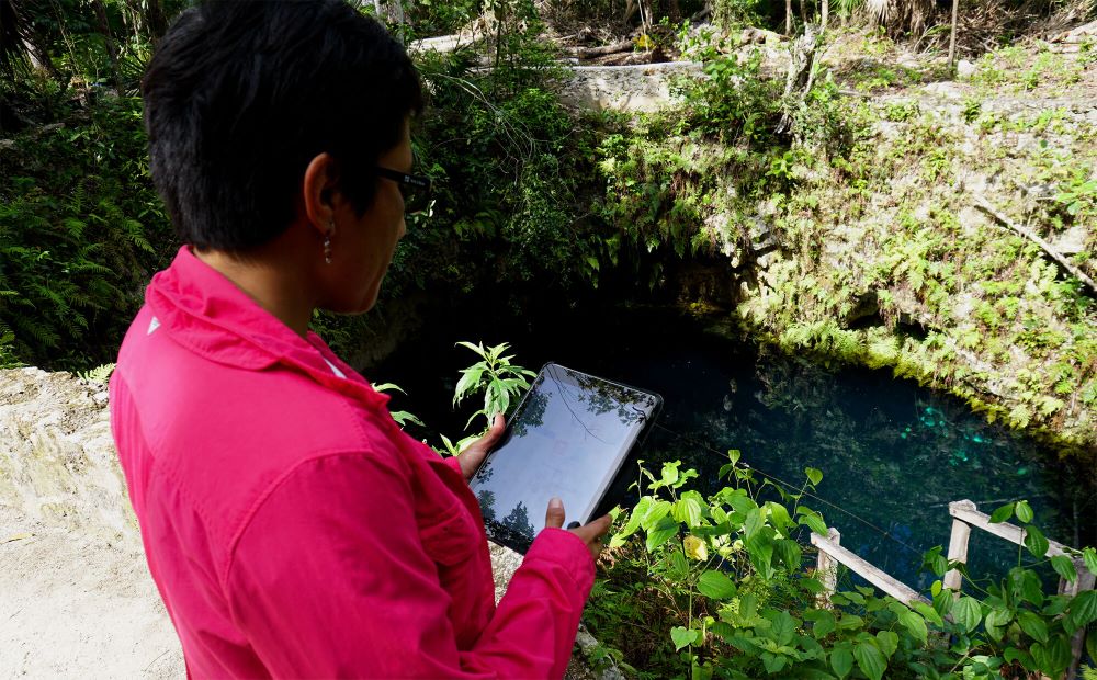 Ana Celis usa FileMaker Go en el Cenote Maravilla